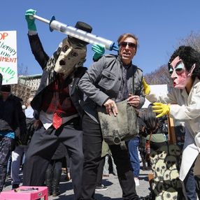 ABD'de maske ve aşı karşıtı gösteri