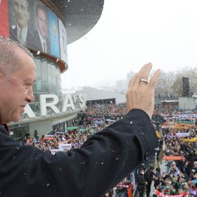 Cumhurbaşkanı Erdoğan, kongre öncesi kendisini bekleyenleri selamladı