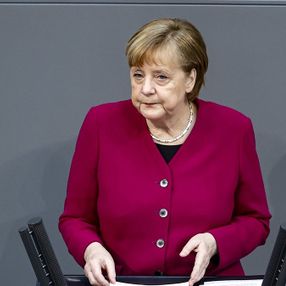 Merkel: Türkiye, Doğu Akdeniz'de tansiyonu düşürücü sinyaller veriyor