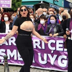Antalya'da üstsüz İstanbul Sözleşmesi eylemi