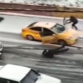 Eyüpsultan'da kayan taksiyi kapısını tutarak durdurmaya çalıştı