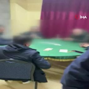 İstanbul'da polis baskınını farketmeyen kumarbazlar oyuna devam etti