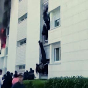 Fransa’da yangında mahsur kalan aile insan zinciriyle kurtarıldı