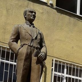 Tekirdağ'da Atatürk heykellerini boyayan saldırgan yakalandı