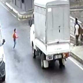Avcılar’da 3 yaşındaki çocuğun kamyonetin altında ezilme anı