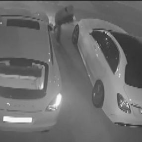 Mersin'de lüks otomobilin farlarını çaldılar
