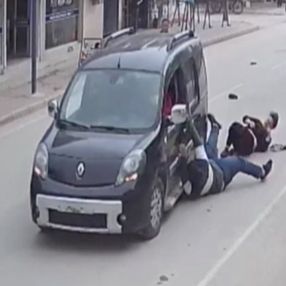 Adana'da kapkaççı, iki kardeşi metrelerce sürükledi