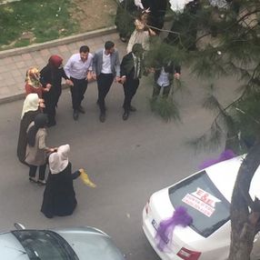 Diyarbakır'da sokak ortasında maskesiz halay