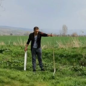 Bursa'da 2 metrelik yılanı eliyle yakaladı