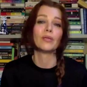 Elif Şafak, Türkiye'nin İstanbul Sözleşmesi'nden ayrılmasını Angelina Jolie'ye şikayet etti