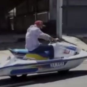 Jet skiye teker takıp otobana çıkan Taylandlı