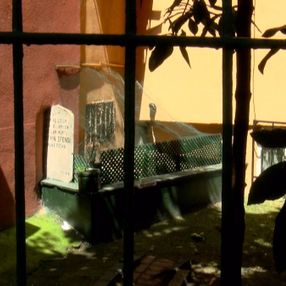 Fatih'teki Şeyhülislam'ın mezarı iki bina arasında kaldı