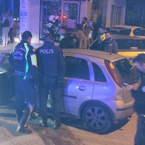 İzmir'de polisten kaçan sürücü kaza yaptı; 3 kişi yaralandı