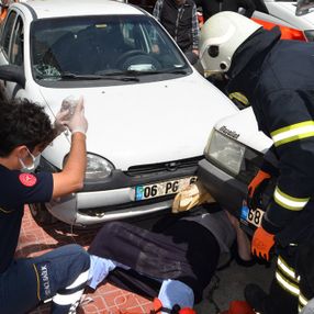 Aksaray'da ambulanstan inen kadına otomobil çarptı