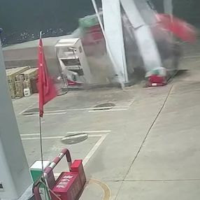 Çin'de tır sürücüsü benzin istasyonuna çarptı