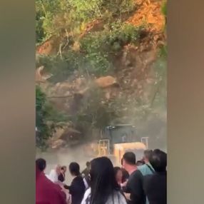 Çin’de turist kafilesi heyelandan saniyeler ile kurtuldu