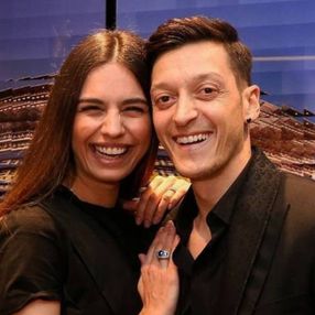 Mesut Özil, eşi Amine Gülşe'nin doğum gününü kutladı