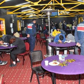 İzmir'de 'Sabri Abi' isimli baskında kumar oynayan 60 kişi yakalandı