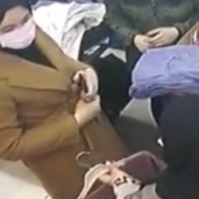 Sultangazi'de hırsızlık yapan kadının yakalanma anı