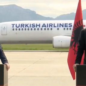 Arnavutluk'ta düzenlenen basın toplantısında THY arası