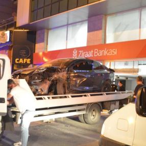 İstanbul’da makas atan otomobil bankaya girdi