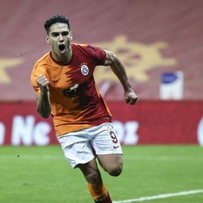 Galatasaray evinde Beşiktaş'ı 3 golle mağlup etti