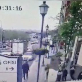 Beyoğlu’nda lüks siteyi basıp, güvenlik görevlisini yaraladılar