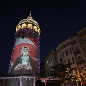 Anneler Günü, Galata Kulesi'ne yansıtılan fotoğraflarla kutlandı