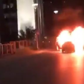 İsrail'i protesto için İstanbul Başkonsolosluğu önünde otomobillerini yaktılar