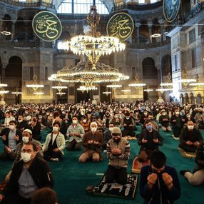 Ayasofya Camii'nde kılınan bayram namazı Yunan basınında