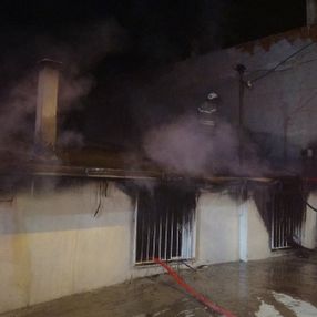 İzmir'de, babası uyurken evi ateşe verdi