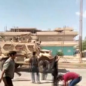 Suriye’de PKK yandaşları, ABD ordusu araçlarını taşladı