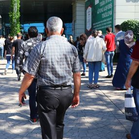 AVM'ler, 17 günlük aranın ardından kapılarını açtı