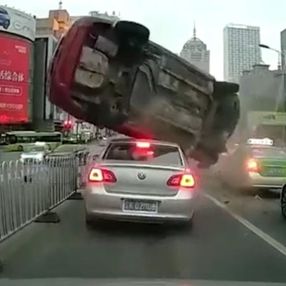 Çin'de kaza yapan sürücü, araçların üzerine uçtu