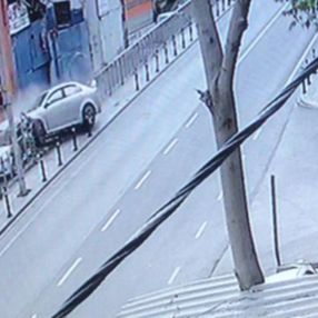 Şişli'de bariyerleri parçalayan araç kamerada