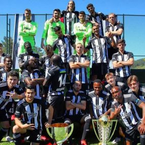 Beşiktaş'tan çifte kupalı poz