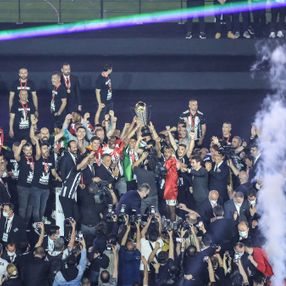 Şampiyon Beşiktaş kupasını aldı