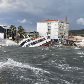 Ayvalık'ta şiddetli fırtına