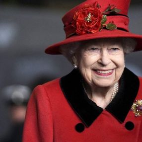 Oxford Üniversitesi öğrencileri Kraliçe 2. Elizabeth'in portresini kaldırdı