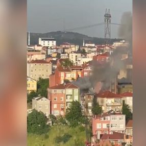 Üsküdar'da binanın çatısında korkutan yangın