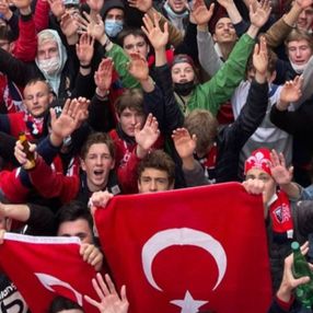 Fransa'da Lille taraftarından 'Türk bayraklı' şampiyonluk kutlaması