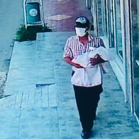 Adana’da 1 aylık bebeğin kaldırıma bırakılma anları kamerada