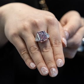 Hong Kong'da 'Sakura' isimli elmas 29.3 milyon dolara satıldı