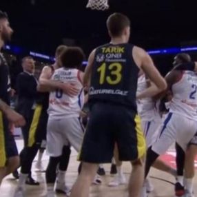 Anadolu Efes - Fenerbahçe maçında kavga