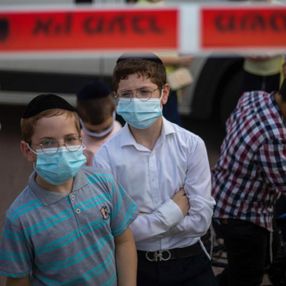 İsrail, kapalı alanlarda maske zorunluluğunu kaldırıyor