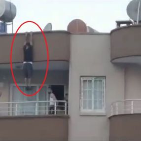 Mersin'de binanın çatısından sarkan kişi yürekleri ağza getirdi