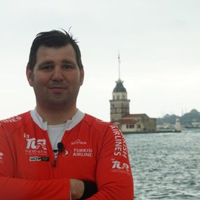 İstanbul'daki futbol hakemi, kentin yollarını bisiklet ile arşınlıyor
