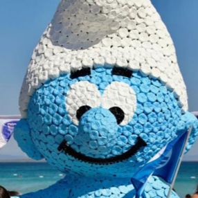 Didim Belediyesi'nin plastik şişelerden Şirinler heykeli