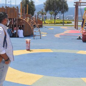 İzmir’de çocukları eşi tarafından yurt dışına kaçırılan baba, yetkililerden yardım istedi