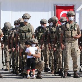 Gaziantep'te komandolar Suriye'ye uğurlandı